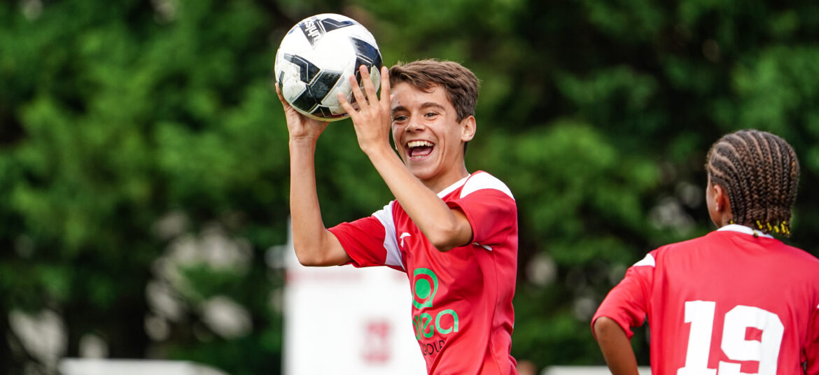 "Sourires, passes et passion : l’esprit des Coqs en action !"