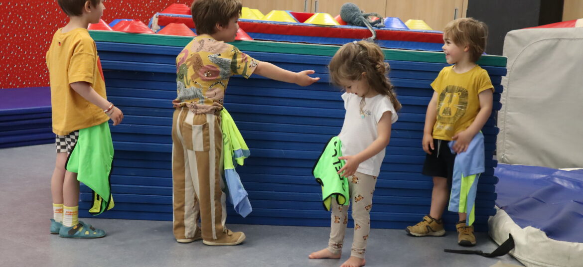 Enfants en tenue de sport se préparant pour une séance d’art du déplacement en salle.